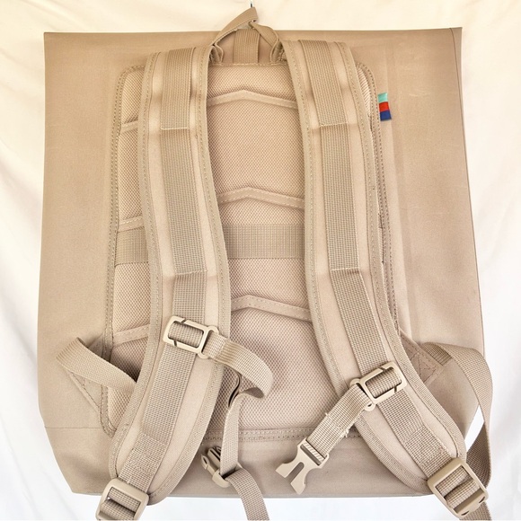 GOT BAG. | ROLLTOP TRAVEL BACKPACK 26L ECO-FRIENDLY WATERPROOF RECYCLED TAN GRAY - Picture 7 of 7